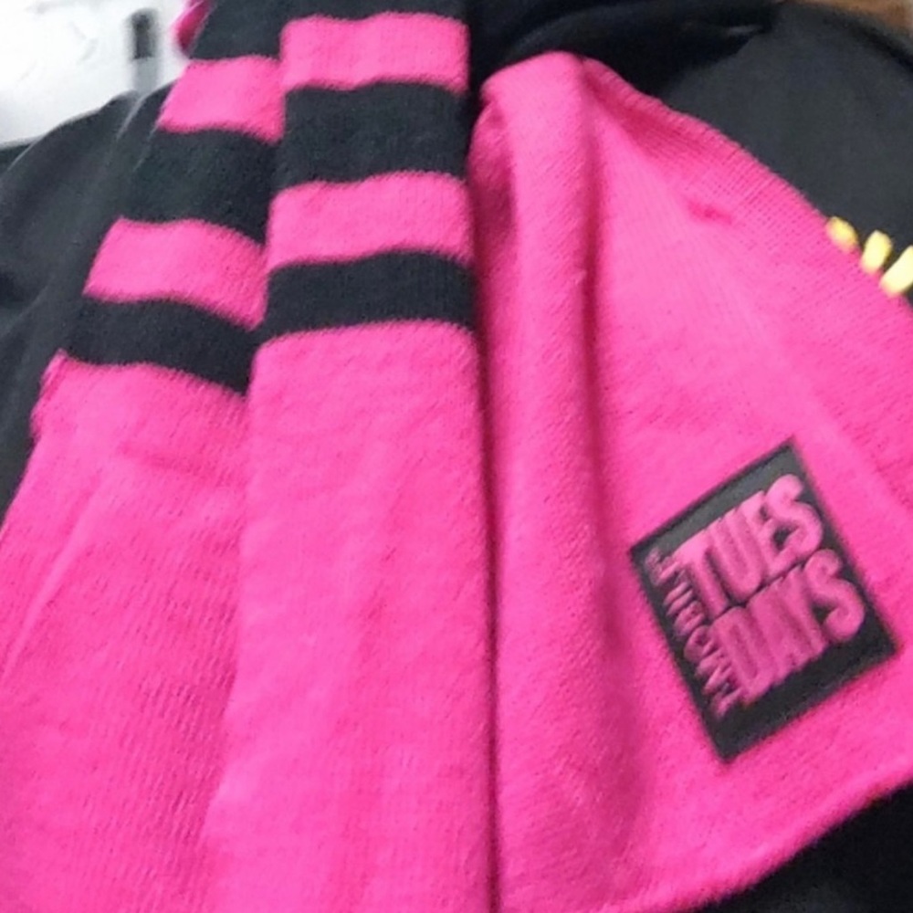 Black & Magenta T-Mobile Tuesday’s Scarf New In Bag - Picture 10 of 16